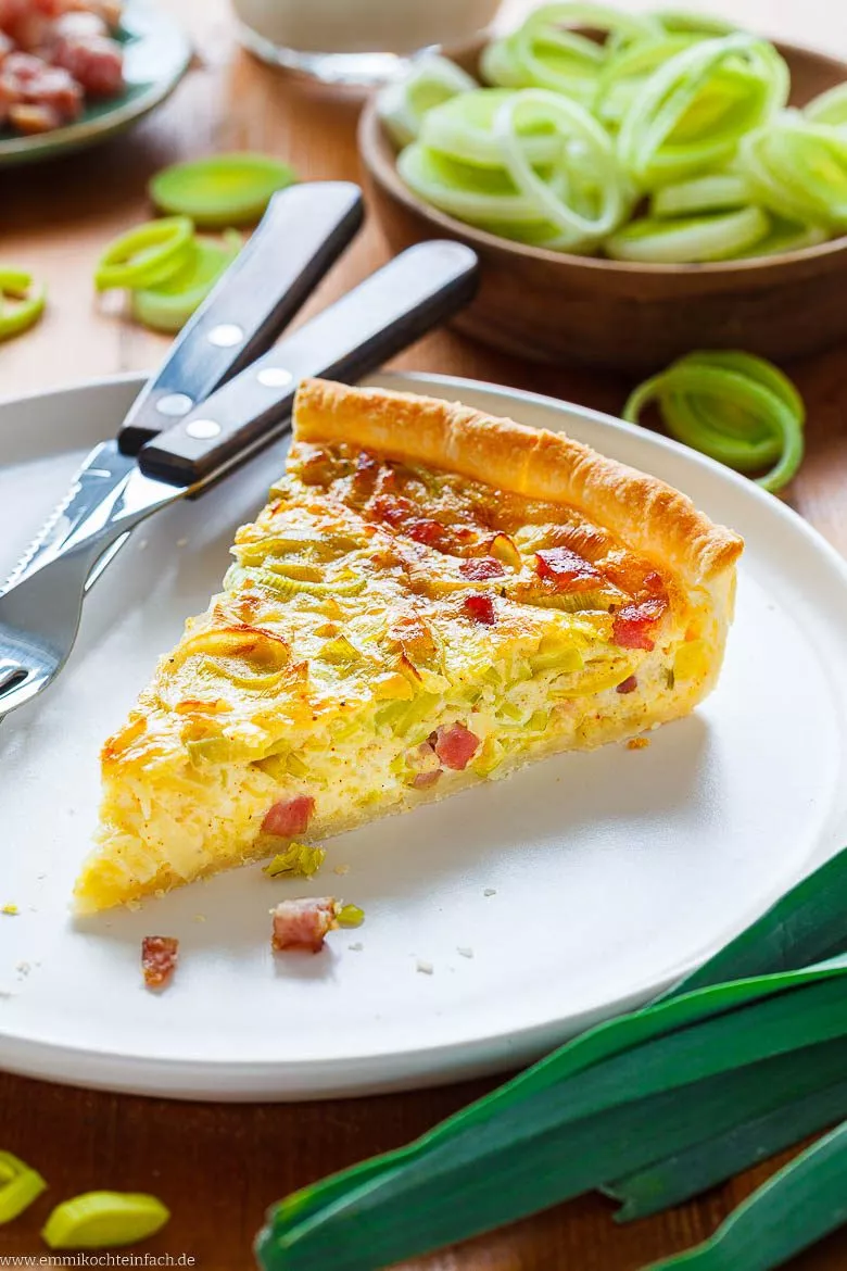Lauchquiche mit Blätterteig, Porree und Schinken auf einem Teller serviert