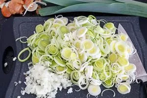 Lauch in feine Scheiben schnippeln.