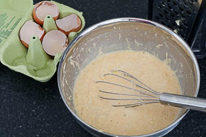 Eier mit Käse und Sahne verrühren.