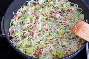 Lauch, Zwiebeln und Schinken andünsten