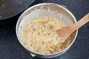 Gemüse mit der Eiermasse kombinieren.