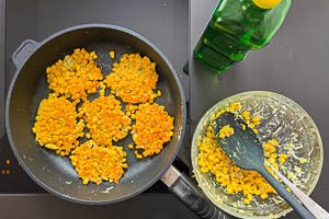 Mais-Masse zu Talern formen und in der Pfanne braten