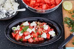 Alle Zutaten entweder vermengen oder ordentlich auf Tellern anrichten.