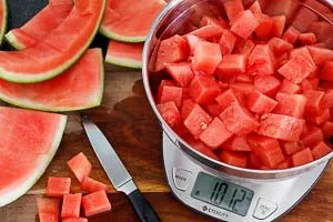 Melone in mundgerechte Würfel schneiden.