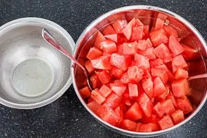 Das Dressing unter die Melonenwürfel geben.