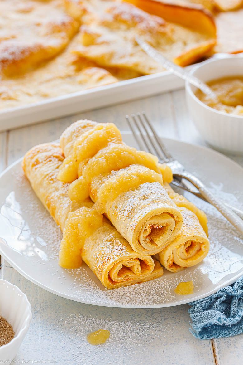 Fluffige Pfannkuchen aus dem Ofen eingerollt mit Apfelmus