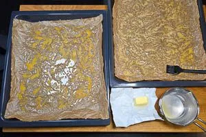 Butter auf dem Backpapier verteilen