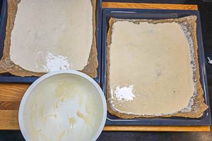 Teig aufs Backpapier geben und im Ofen backen.