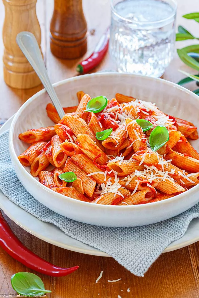Pasta mit scharfer Peperoni und frischem Basilikum