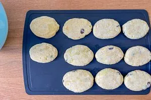 Geformte Keulchen auf einem Brettchen.