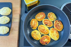 Quarkkeulchen in der Pfanne ausbacken.