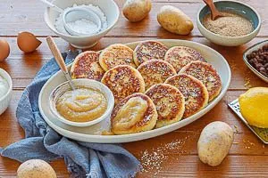 Fertig sind die Quarkkeulchen und können mit Apfelmus und Puderzucker serviert werden.