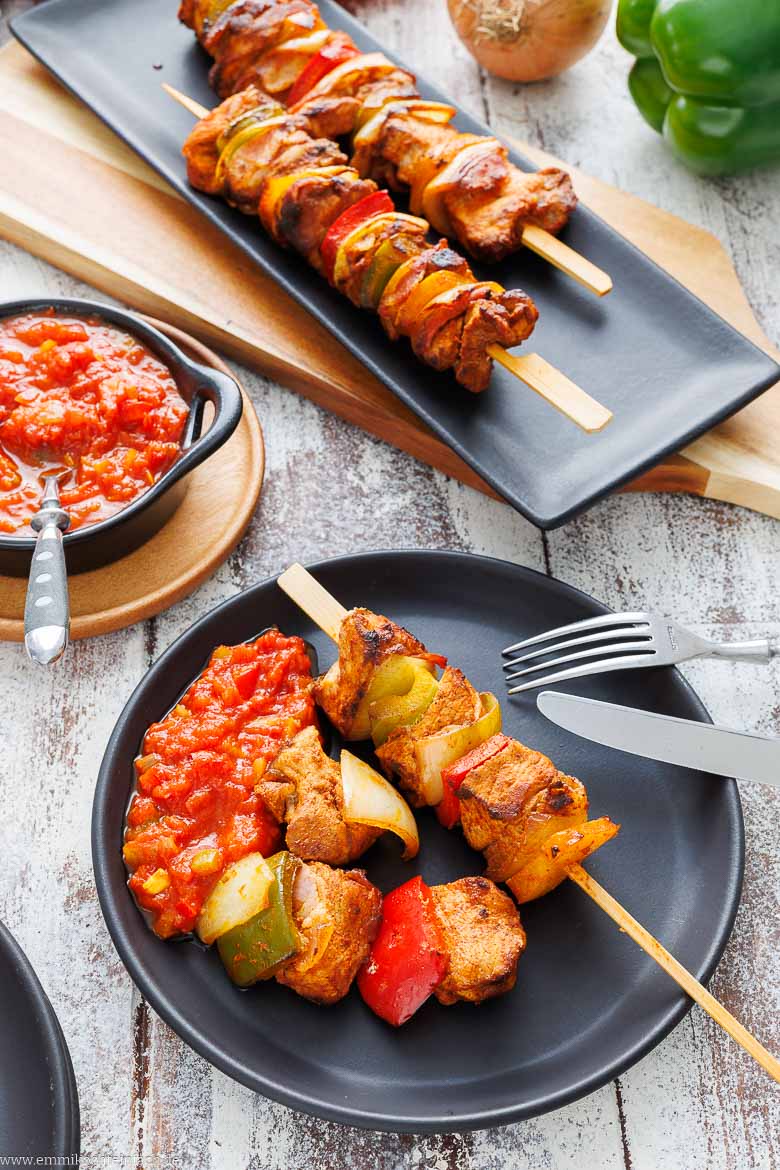 Schaschlikspieße mit Soße serviert