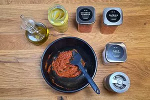 Schaschlik-Gewürze mit Senf und Öl in einer Schüssel verrühren