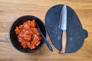 Schweinenacken für die Schaschlikspieße würfeln