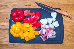 Gemüse würfeln und Bacon schneiden