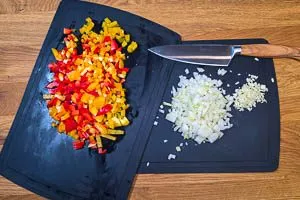 Paprika und Zwiebeln in kleine Würfel schneiden.