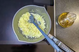 Zwiebeln im Topf anrösten.