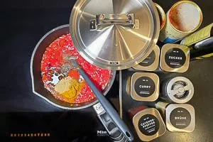 Schaschliksoße würzen und köcheln lassen.