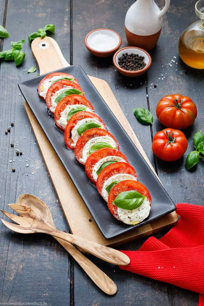 Geschichtete Tomate und Mozzarella mit Basilikum