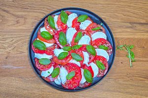 Tomate und Mozzarella schichten.