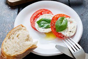 Viel Freude mit dem leckeren Caprese-Salat!