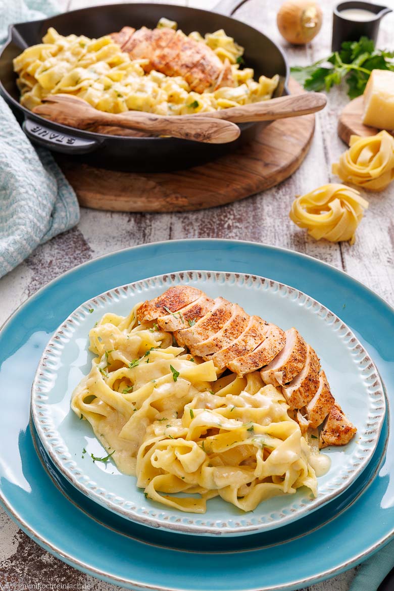 Pasta und Hähnchenbruststreifen in einer cremigen Sahnesoße