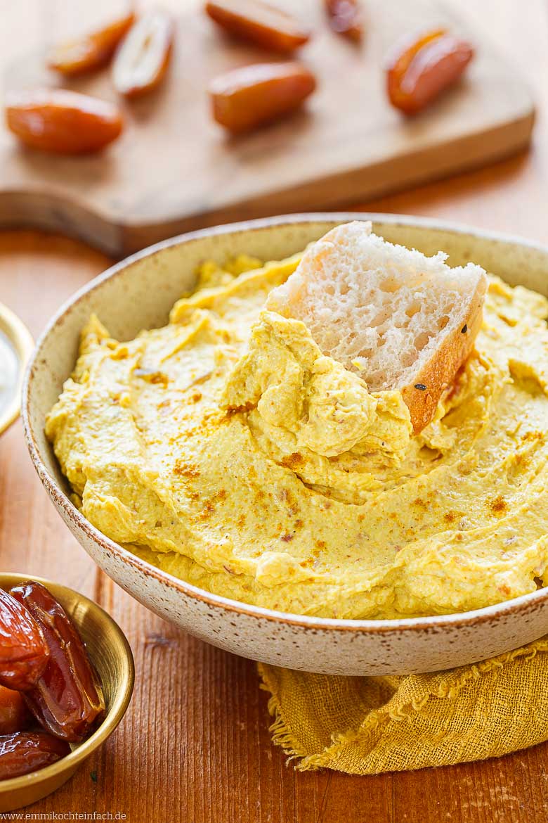 Frischkäsedip mit Datteln