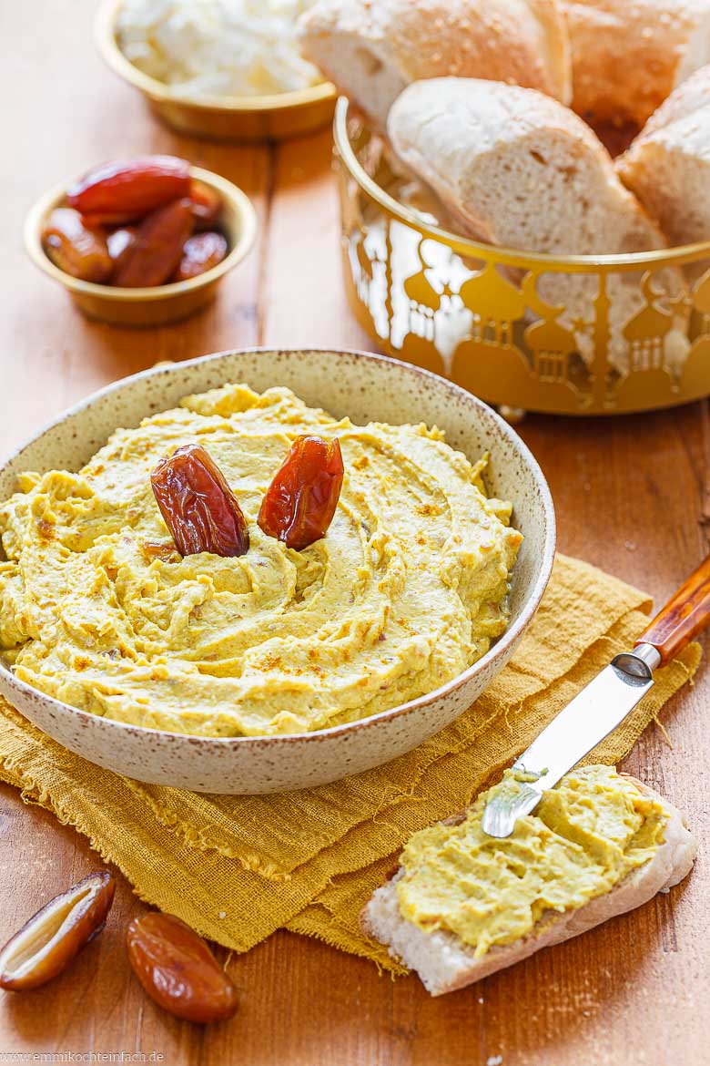 Dip aus Datteln, Frischkäse und Curry auf Brot
