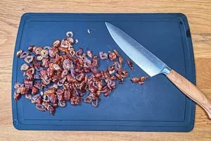 Datteln in schmale Scheiben schneiden