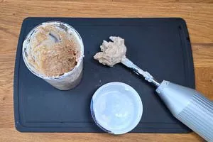 Datteln und griechischen Joghurt pürieren