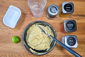 Dattelmasse, Frischkäse, Limette und Gewürze vermengen