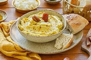 Datteldip in einer Schale servieren