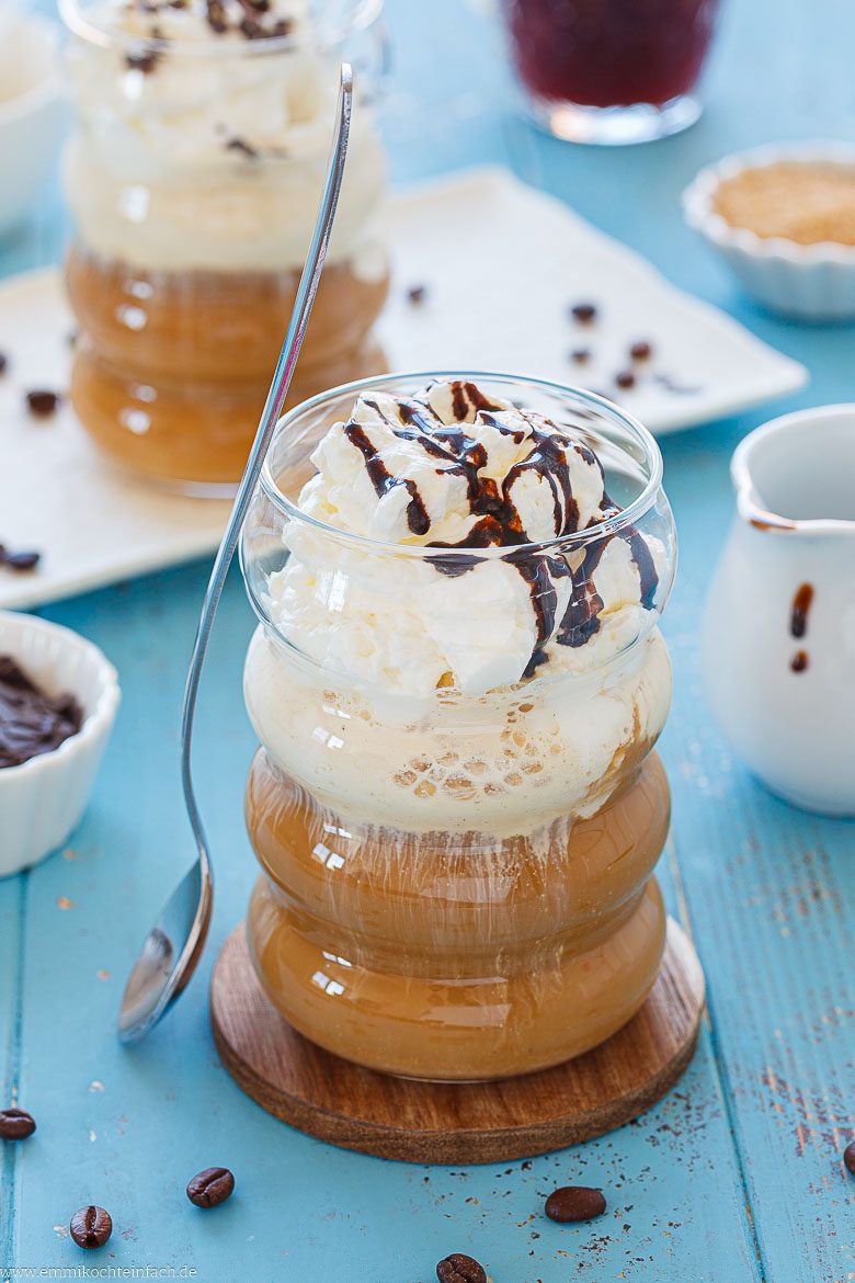 Eisgek&uuml;hlter Kaffee mit Vanilleeis und Sahnehaube