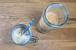 Kaffee zubereiten und braunen Zucker einrühren