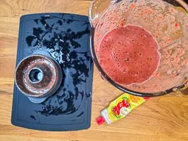 Tomaten, Tomatenmark und Petersilienblätter im Mixer pürieren.