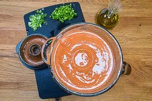 Olivenöl dazugeben und mischen. Anschließend zum auskühlen in den Kühlschrank stellen.