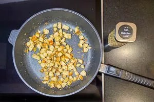 Brotwürfel kurz mit Olivenöl und italienischen Kräutern anbraten.