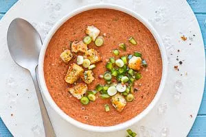 Mit Salz, Pfeffer und Zitronensaft abschmecken und mit frischen Paprikastücken, Frühlingszwiebeln und selbstgemachten Croutons servieren.