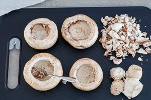 Champignons aushöhlen.