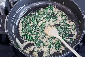 Zubereitete Füllung in Pfanne – kräftig würzen.