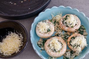 Champignons mit Käse bestreuen.