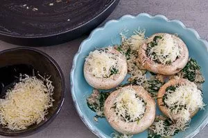 Champignons mit Käse bestreuen.