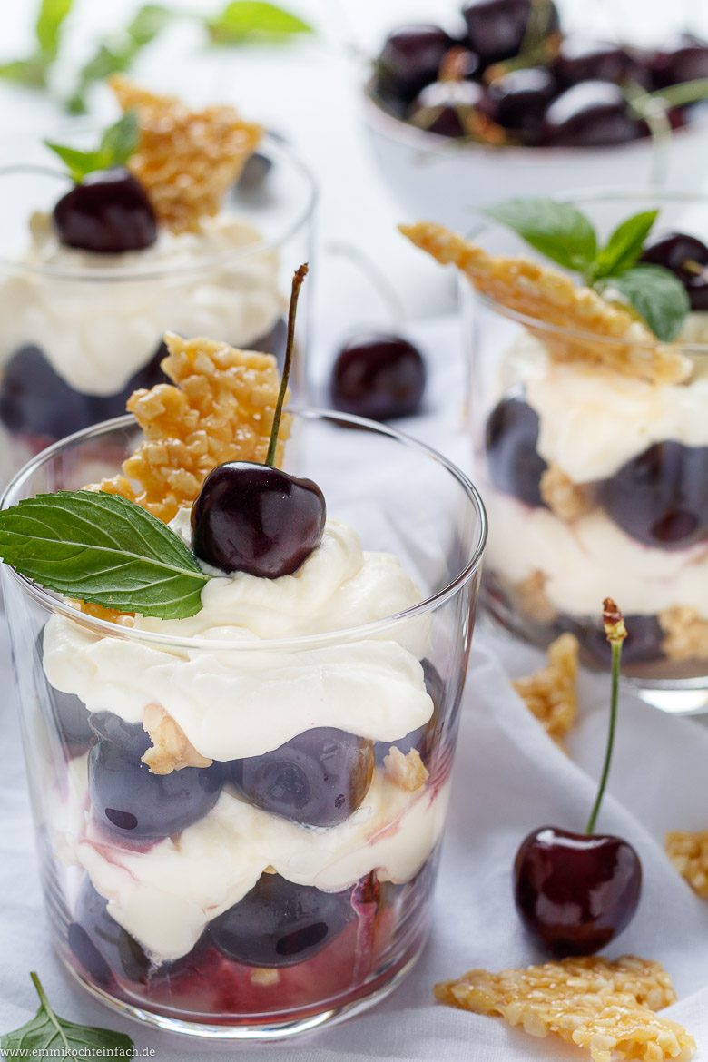 Geschichtetes Dessert mit Kirschen zum Nachtisch