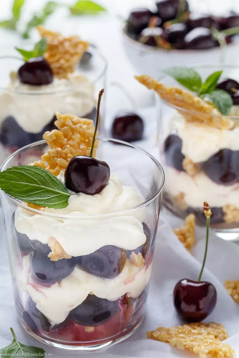 Geschichtetes Dessert mit Kirschen zum Nachtisch