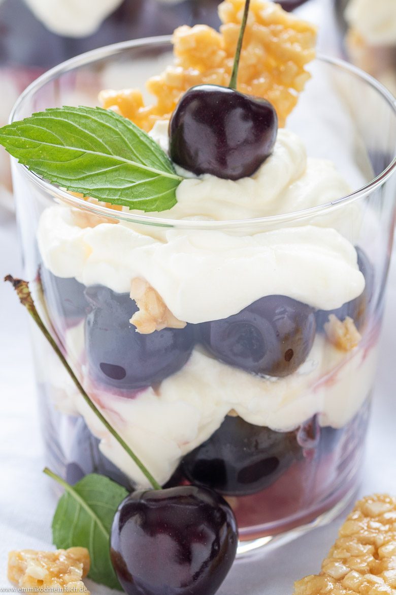 Kirsch-Dessert im Glas