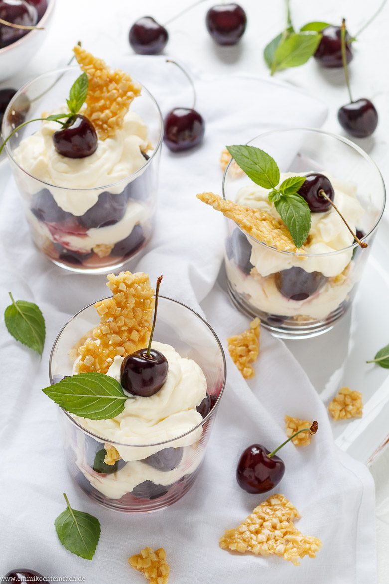Sommerliches Dessert mit süßen Kirschen