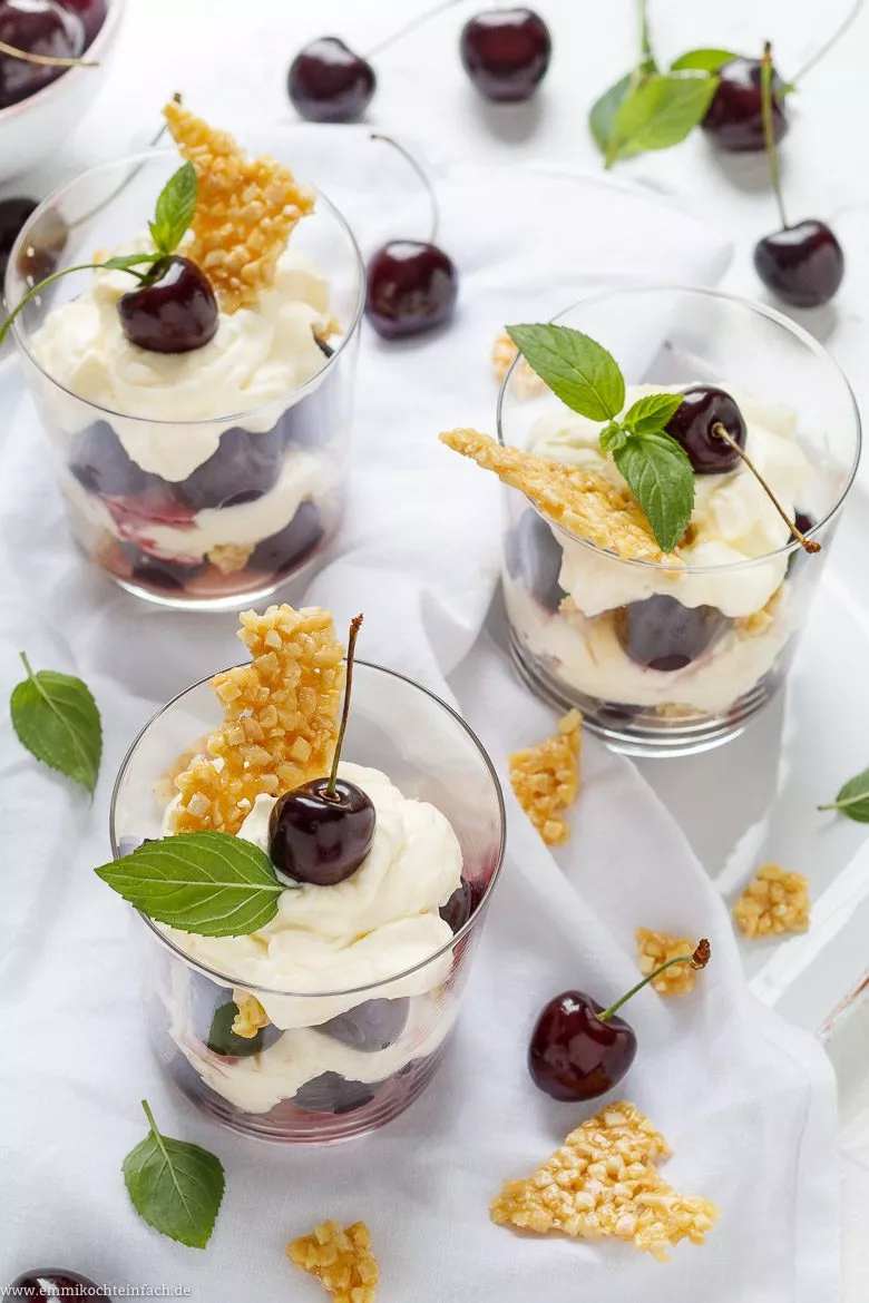 Sommerliches Dessert mit süßen Kirschen