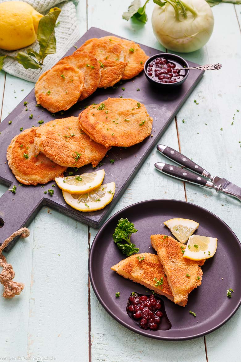 Paniertes Kohlrabischnitzel auf einem Teller serviert