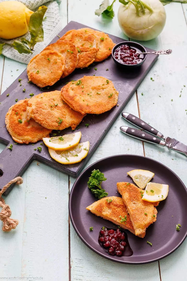 Paniertes Kohlrabischnitzel auf einem Teller serviert